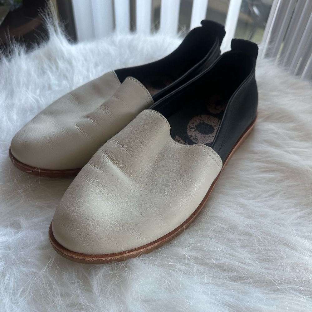 SOREL Ella Two Tone Flats
Size:7
Slip on
Leather upper
Two tone: cream black - Picture 2 of 6